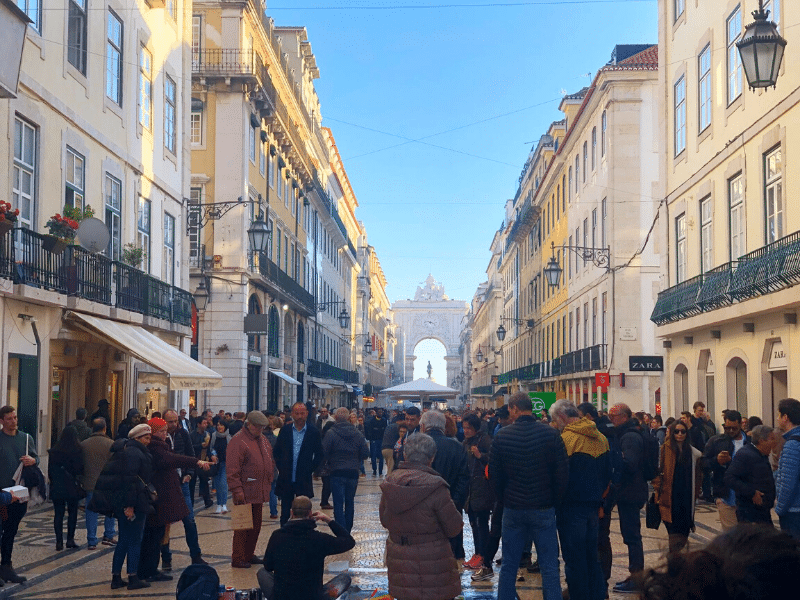 Brasileiros podem ajudar Portugal no problema da redução demográfica